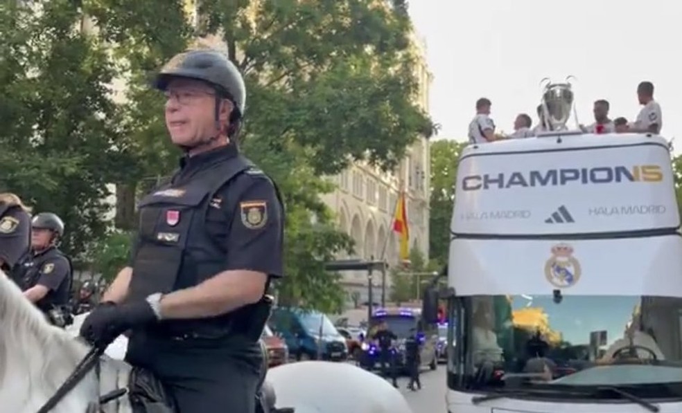 Pai de Dani Carvajal em escolta ao ônibus do Real Madrid, campeão da Champions