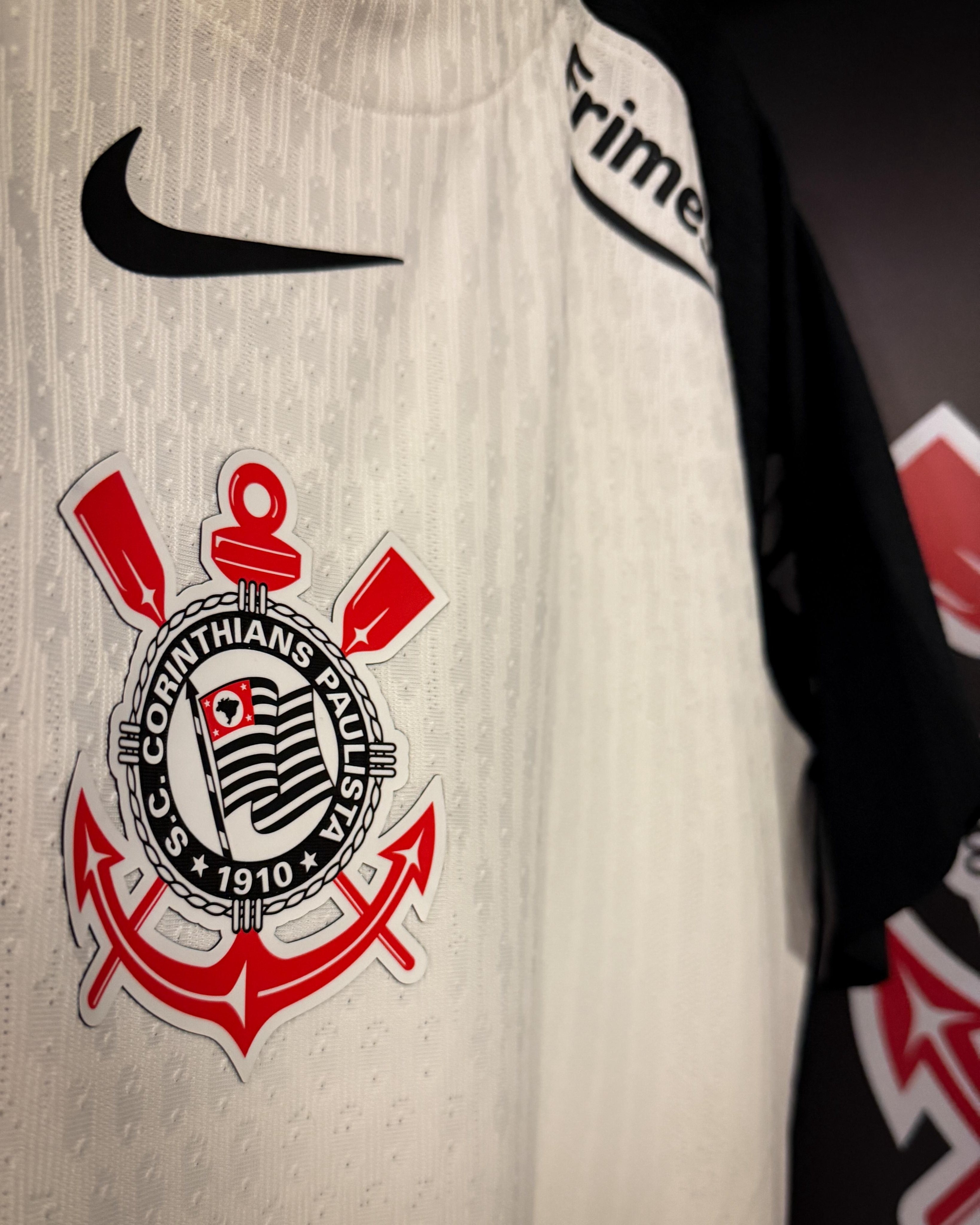 Corinthians se aproxima de acordos estratégicos com patrocinadores e pode ultrapassar R$ 255 milhões em 2026