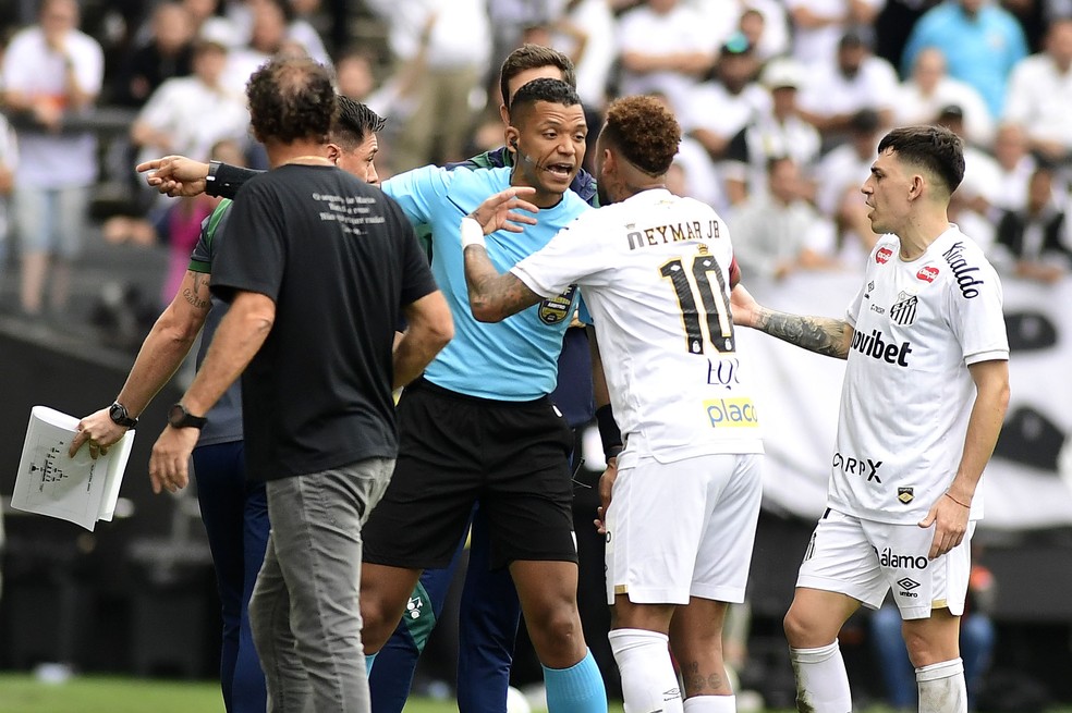 Neymar é substituído por engano em Santos x Coritiba — Foto: Marcos Ribolli