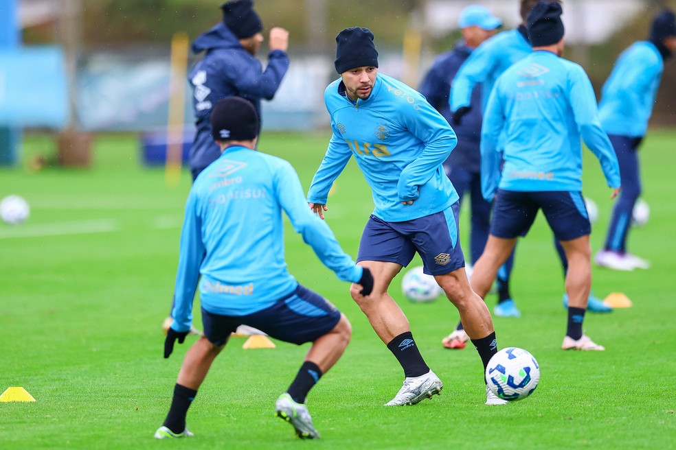João Pedro em treino do Grêmio — Foto: Angelo Pieretti/Divulgação Grêmio