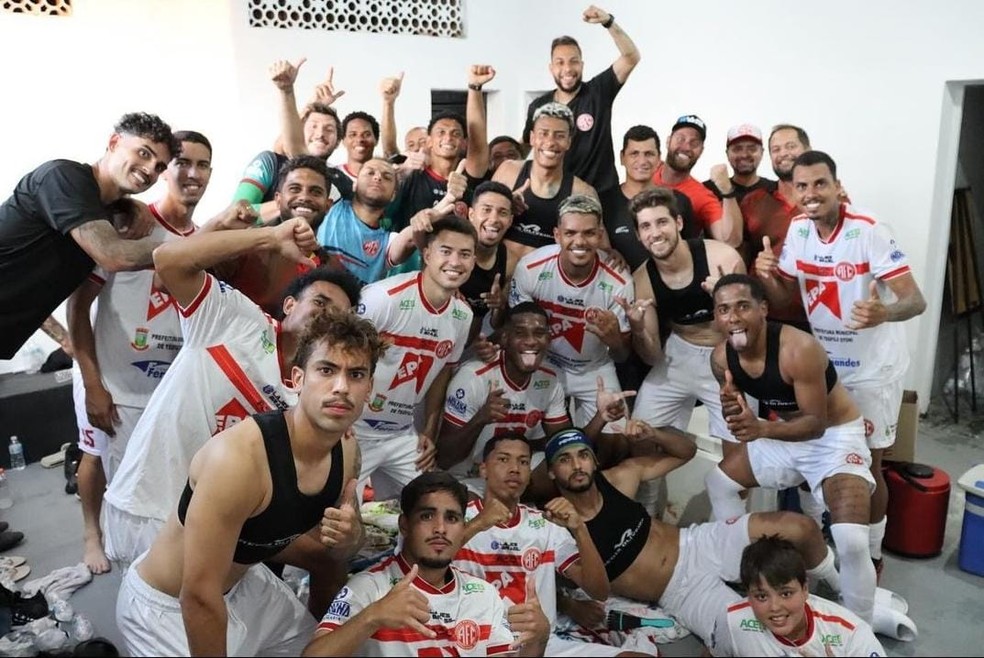 Jogadores comemoram vitória no clássico sobre o Social. — Foto: América de Teófilo Otoni/Divulgação