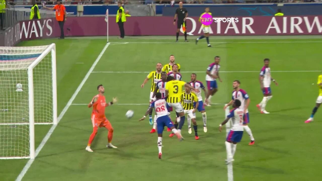 Gestos obscenos de ex-Arsenal para torcida do Lyon causam briga generalizada na Champions; veja