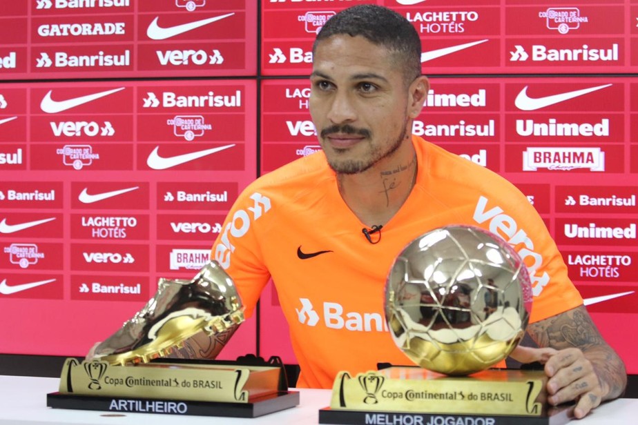 Um mês após vice, Guerrero recebe prêmio de artilheiro e craque da Copa do  Brasil, internacional