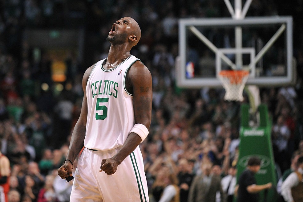 Kevin Garnett celebra com a camisa dos Celtics — Foto: Brian Babineau/NBAE via Getty Images