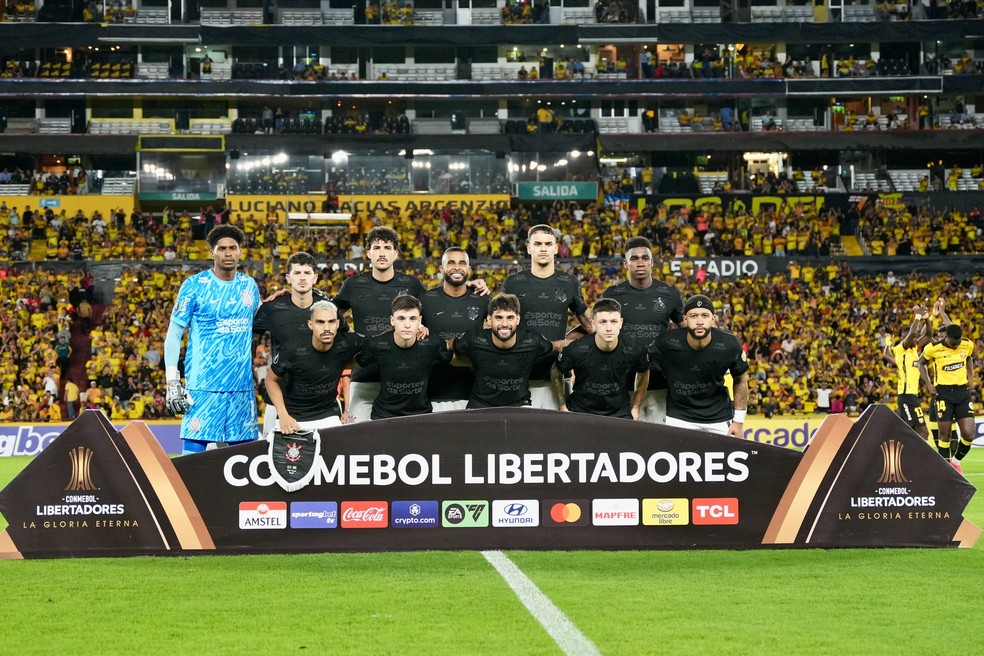 Jogadores titulares do Corinthians na partida contra o Barcelona de Guayaquil — Foto: Divulgação / Conmebol