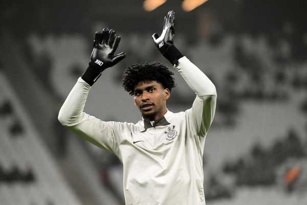 Dívida com Flamengo pode dificultar Corinthians na compra de Hugo Souza.