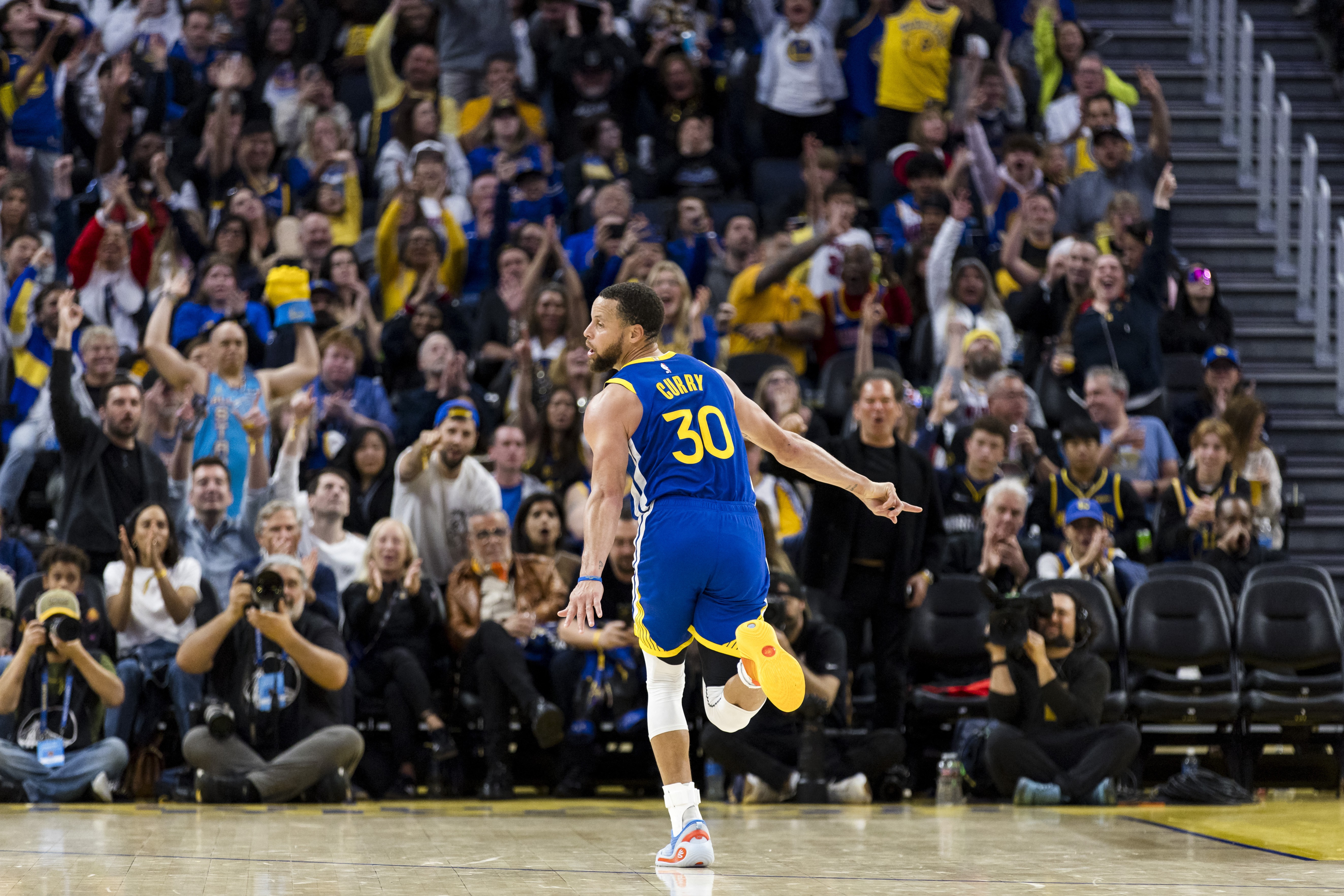 Curry responde provocação de astro do Mavericks com 