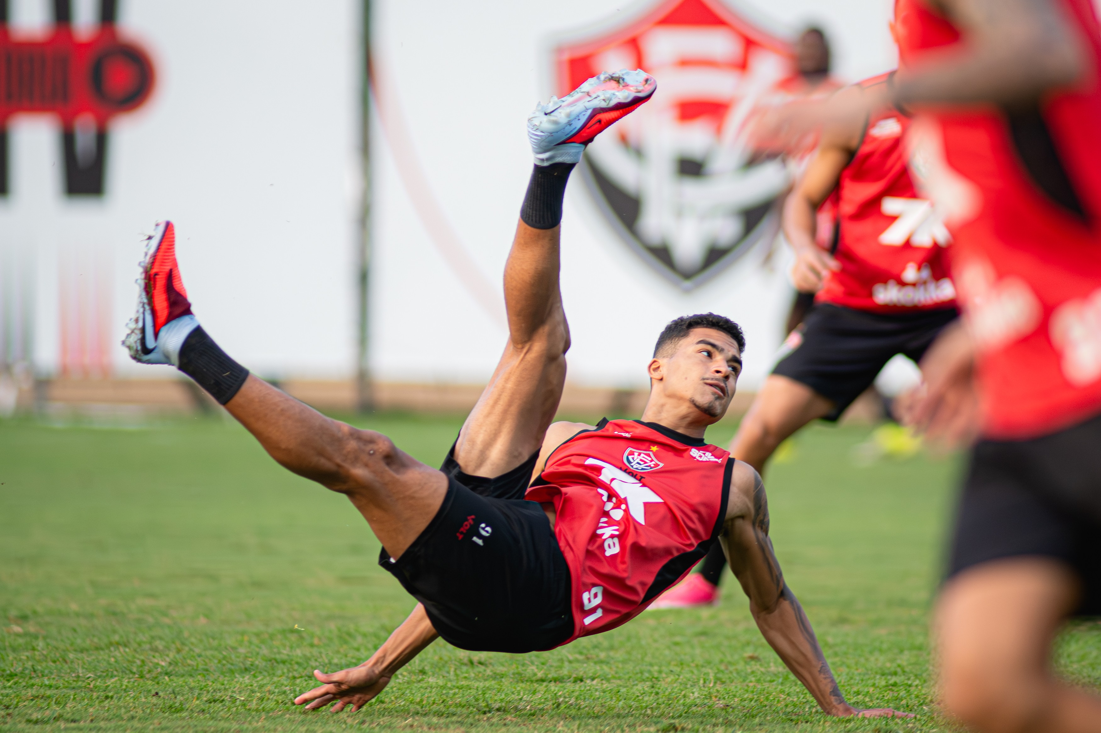 Jogadores do Vitória treinando no Barradão