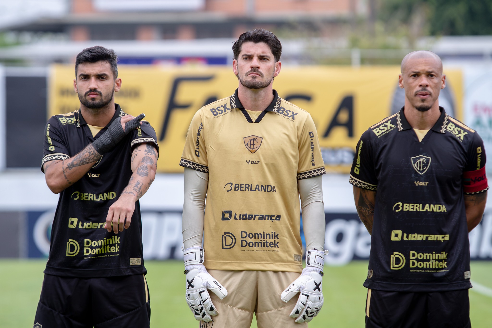 Goleiro do Figueirense tem fratura no rosto em partida sem adoção do protocolo de concussão