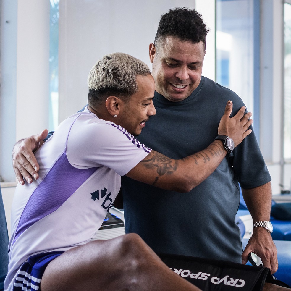 Gestor do Cruzeiro, Ronaldo cumprimenta Matheus Pereira — Foto: Gustavo Aleixo