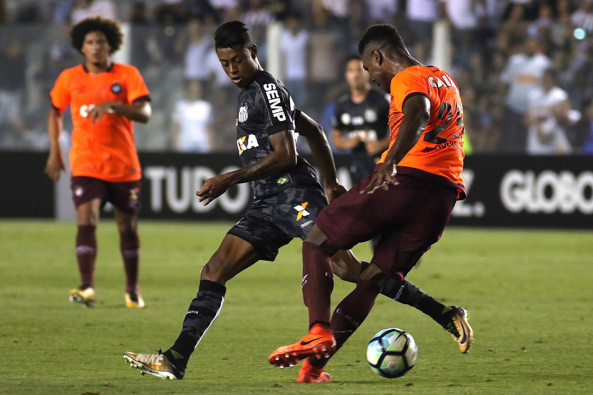 Campeonato Paulista: jogador acerta cabeçada 'à la Zidane' em