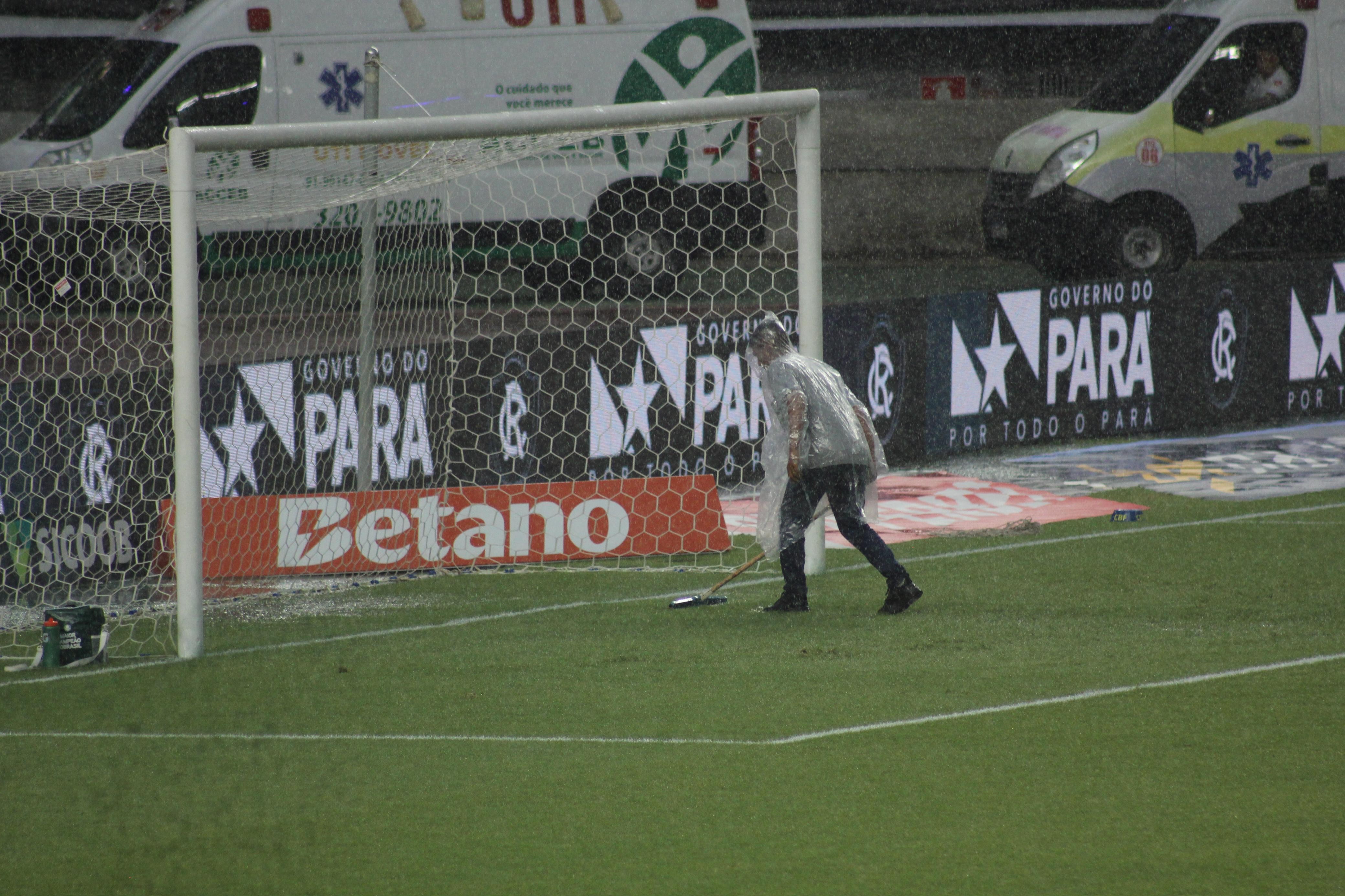Gramado encharcado em Belém durante o confronto entre Remo e Palmeiras