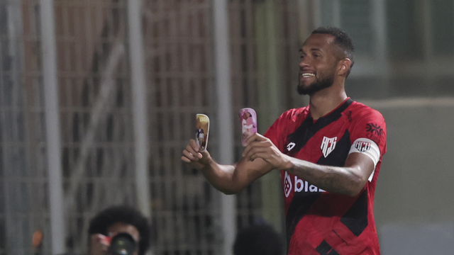 Gustavo Coutinho, do Atlético-GO, comemora seu gol contra o América-MG no Independência