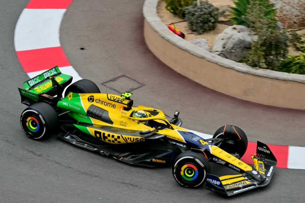 Lando Norris guia McLaren com homenagem a Ayrton Senna no GP de Mônaco da F1 2024 — Foto: ANDREJ ISAKOVIC / AFP