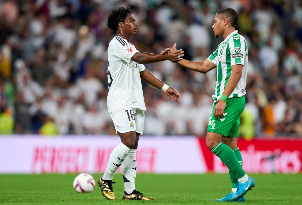 Vitor Roque estreou pelo Betis no jogo contra o Real Madrid, de Endrick — Foto: Getty Images
