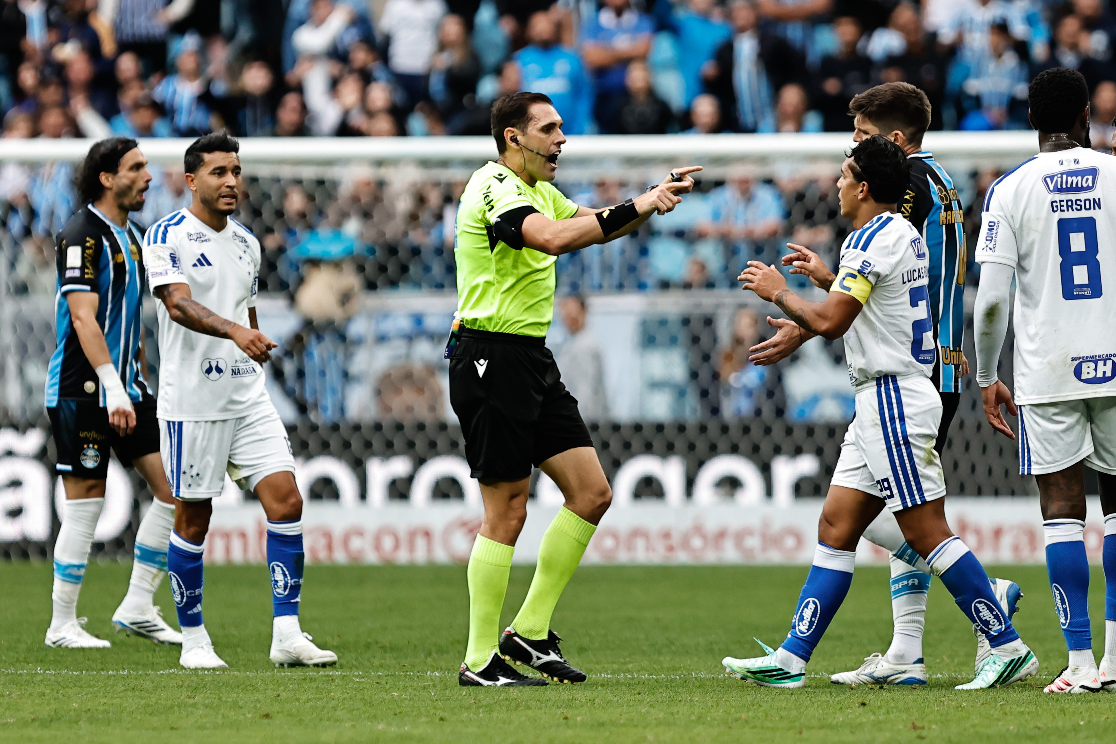 Paulinho critica arbitragem de Grêmio x Cruzeiro: "Erro que poderia ter influenciado"