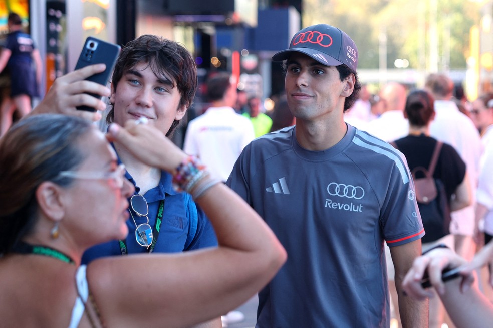Gabriel Bortoleto com fã antes do treino livre 1 do GP da Itália — Foto: Jakub Porzycki/Reuters