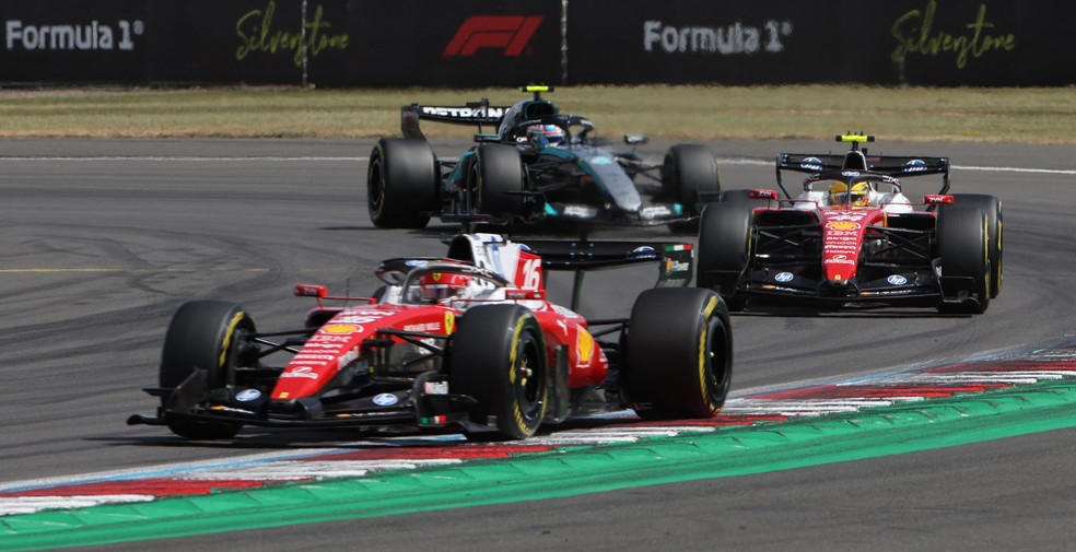 Leclerc, Hamilton e Antonelli durante o GP da Grã-Bretanha — Foto: Suzanne Plunkett/Reuters