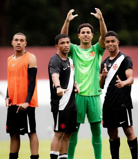 Joia de 15 anos do Vasco faz gol de falta à la Ronaldinho no Brasileiro sub-17; veja vídeo