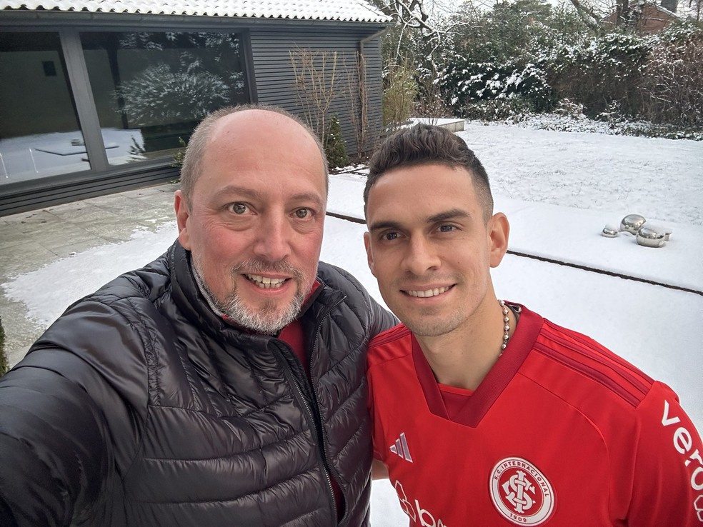 Presidente do Inter, Alessandro Barcellos, posa ao lado de Rafael Borré — Foto: Reprodução