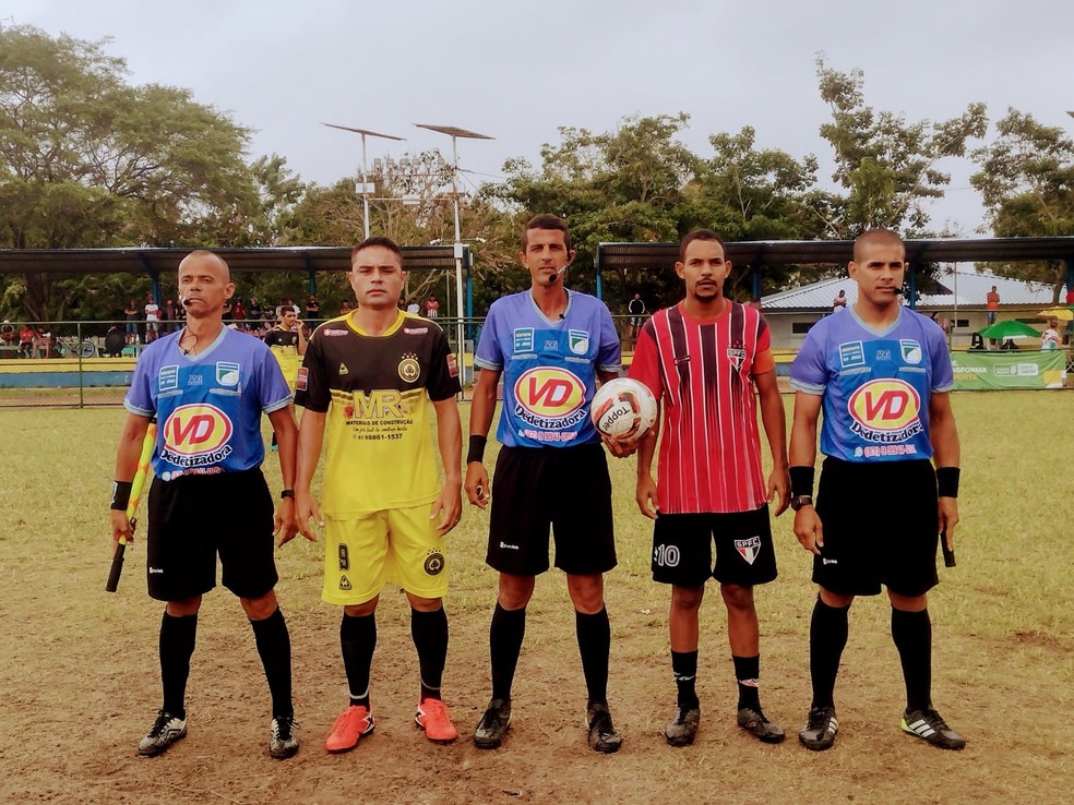 Arbitragem em campo pela Copa Campina Grande — Foto: Pedro Pereira / Jornal da Paraíba