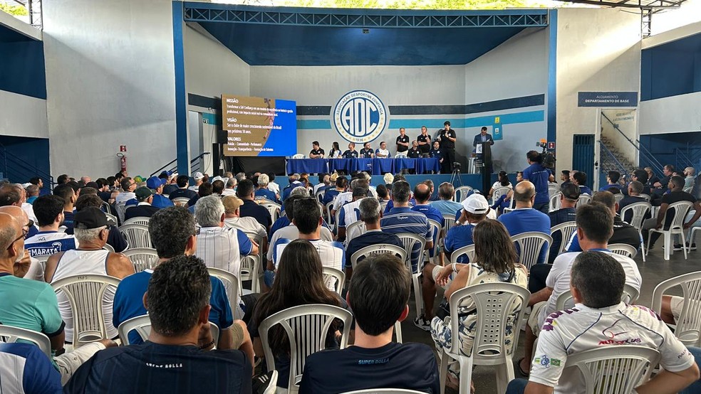 Detalhes da propostas da SAF no Confiança são repassados a sócios durante Assembleia Geral — Foto: Demétrius Oliveira/TV Sergipe