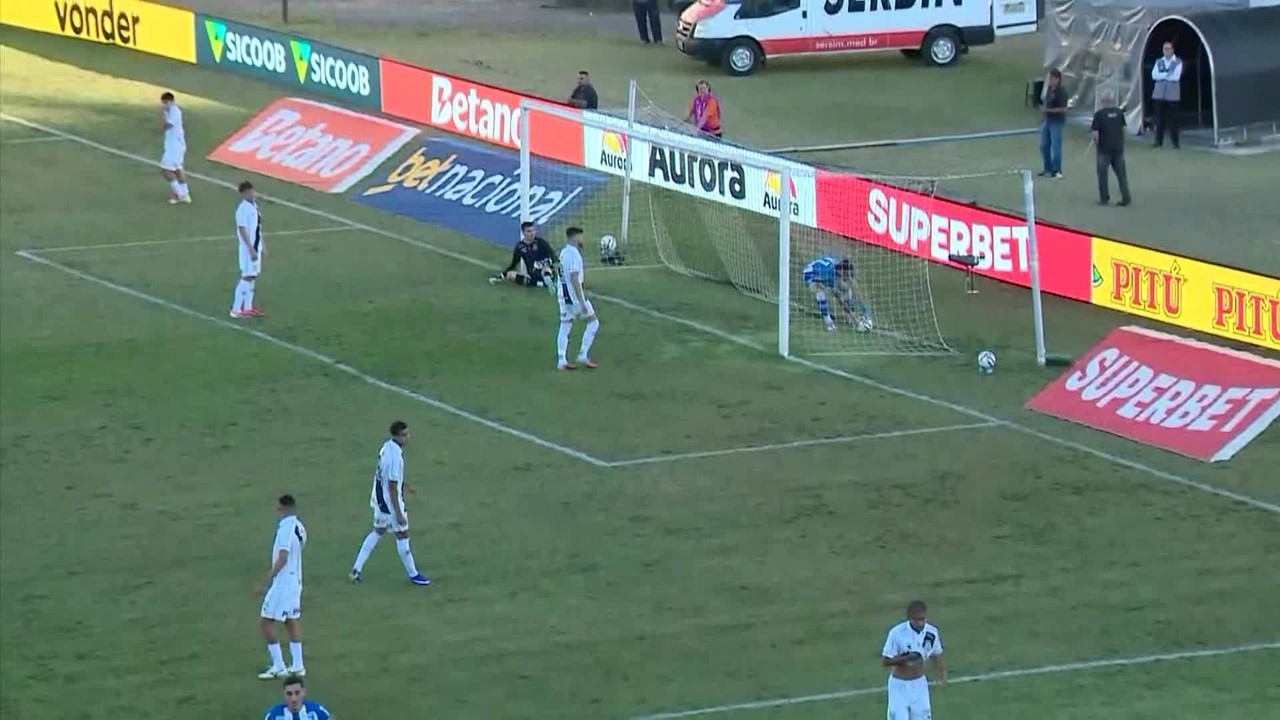 Calculado ou sem querer? Meia do Avaí encobre goleiro da Ponte e faz golaço; veja vídeo