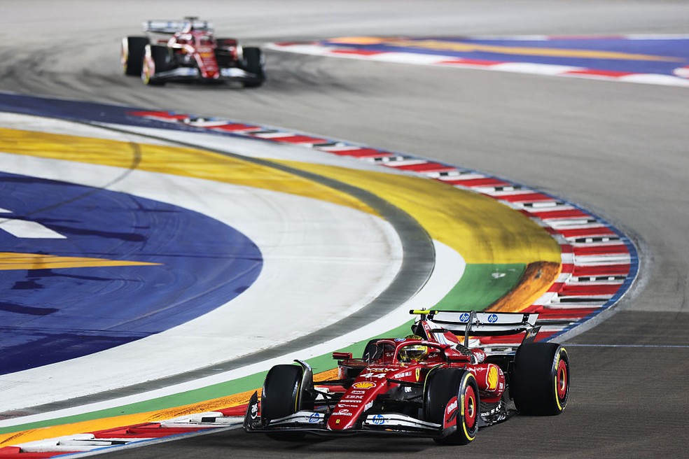 Hamilton e Leclerc sofreram com o SF-25 durante o GP de Singapura &mdash; Foto: Sam Bloxham/LAT Images