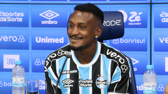 Edenilson é apresentado no Grêmio e responde questões sobre histórico no Inter - Foto: (Gabriel Girardon/ge)