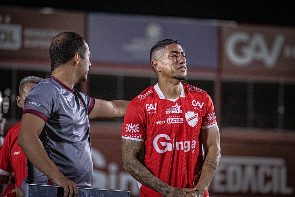 Ralf se emocionou antes do jogo contra o Volta Redonda — Foto: Roberto Corrêa/VNFC