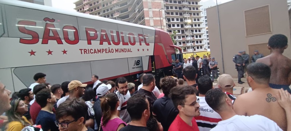 Chegada do São Paulo ao hotel em Rio Preto — Foto: Arcílio Neto