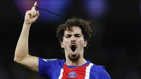 PSG abre 3 a 0 no 1º tempo, vê Haaland marcar duas vezes, mas vence e segue líder