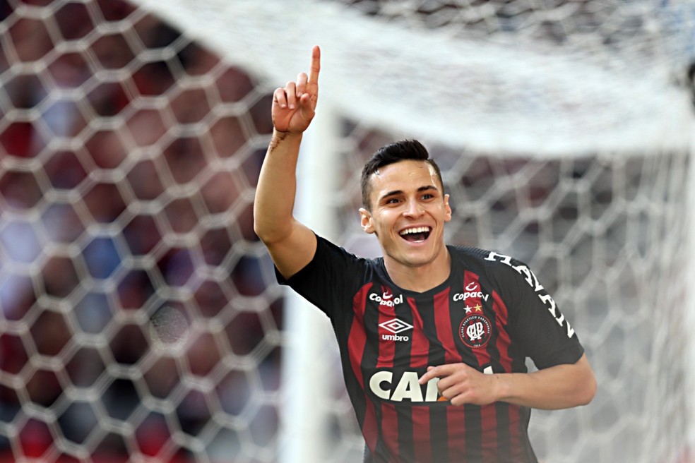 Raphael Veiga durante a passagem pelo Athletico-PR, em 2018 — Foto: Albari Rosa/Gazeta do Povo