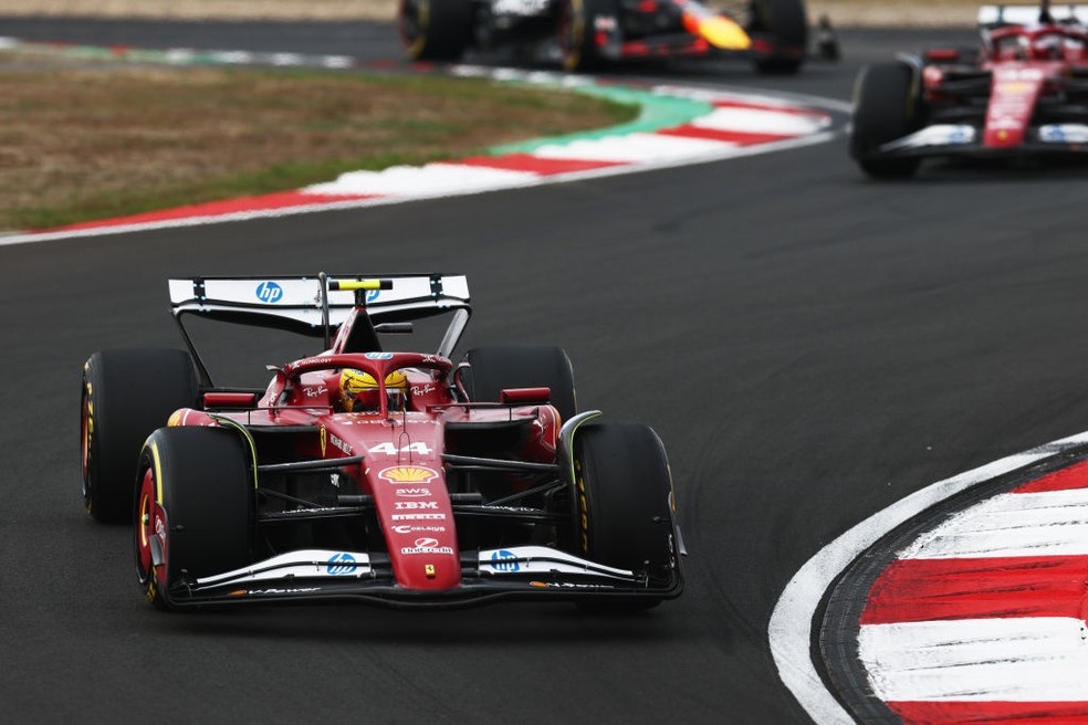 Lewis Hamilton durante o GP da China — Foto: Zak Mauger/LAT Images