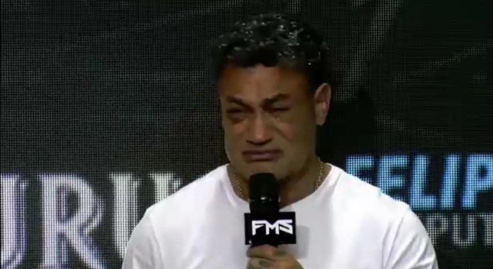Popó chora ao anunciar aposentadoria — Foto: Reprodução/Combate