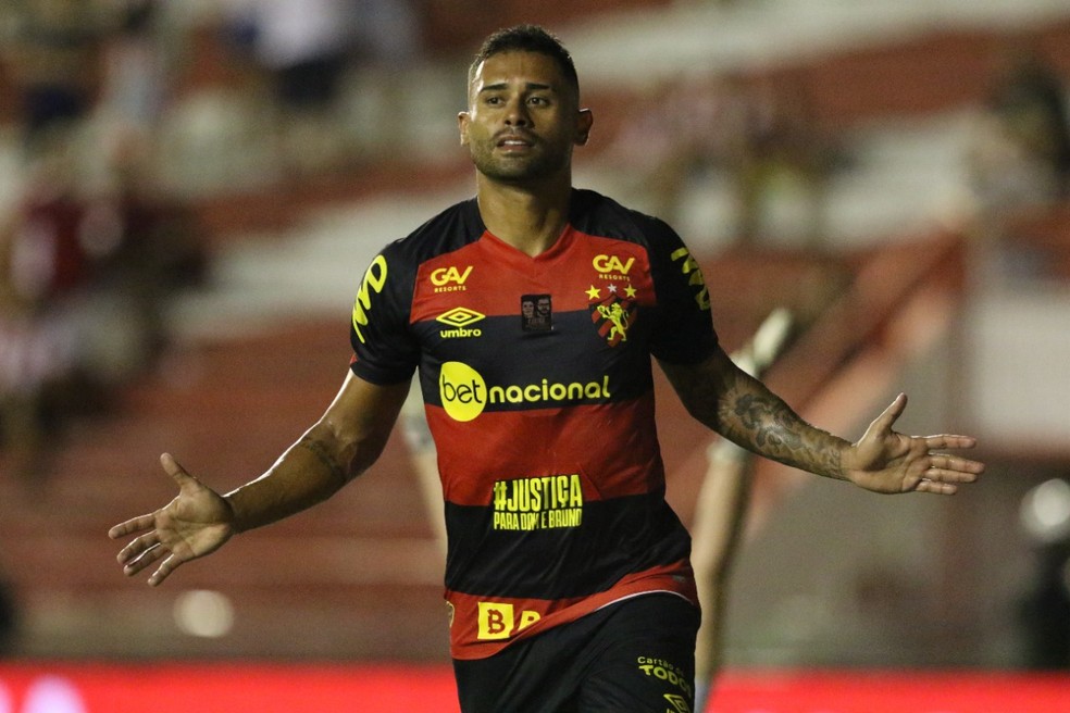 Kayke, do Sport, comemora gol sobre o Náutico na Série B — Foto: Marlon Costa / Pernambuco Press