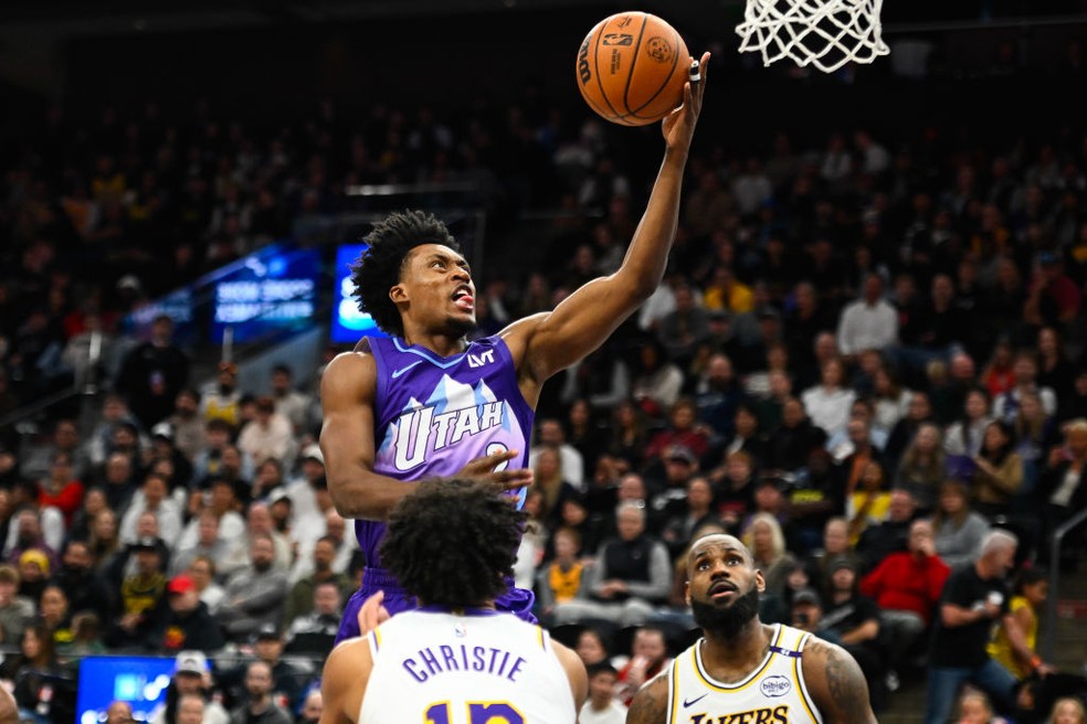 Collin Sexton faz cesta em derrota do Utah Jazz para o Los Angeles Lakers — Foto: Getty Images