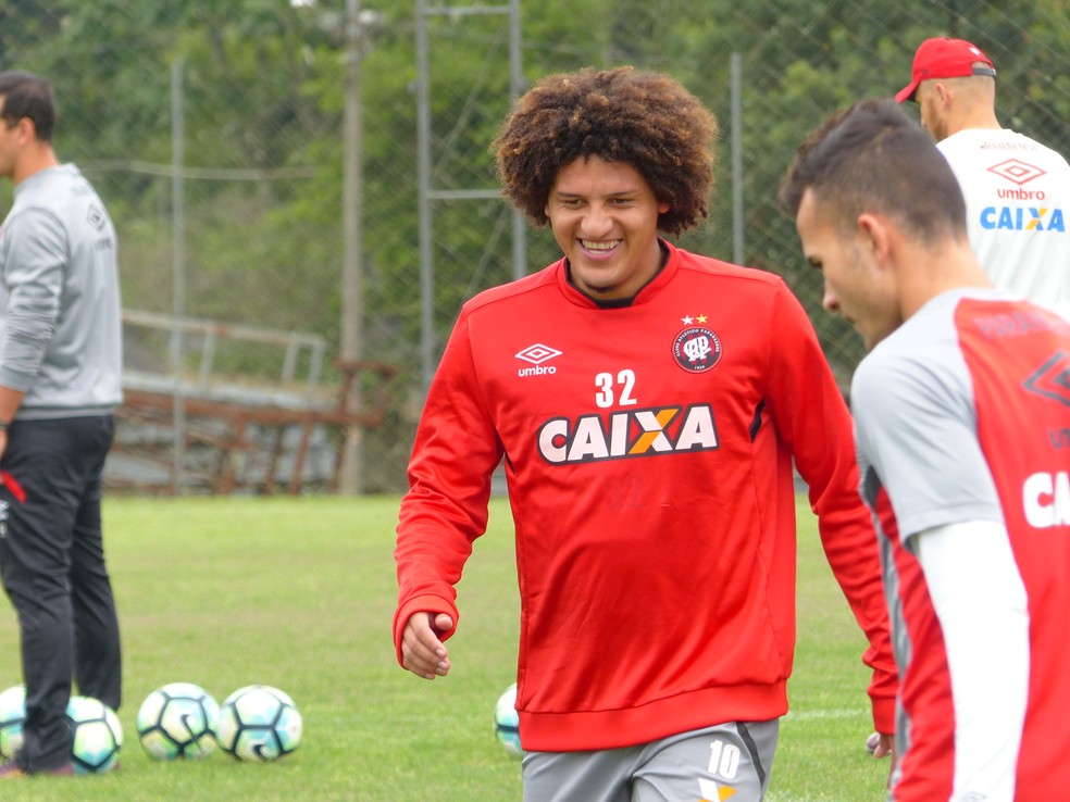 Sem clube desde que deixou o Vitória, Felipe Gedoz assina com o