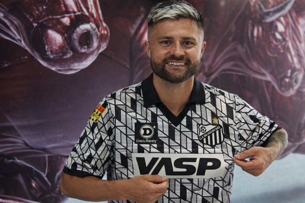 Eduardo Sasha em montagem com uniforme do Bragantino de 1990 — Foto: Montagem, IA