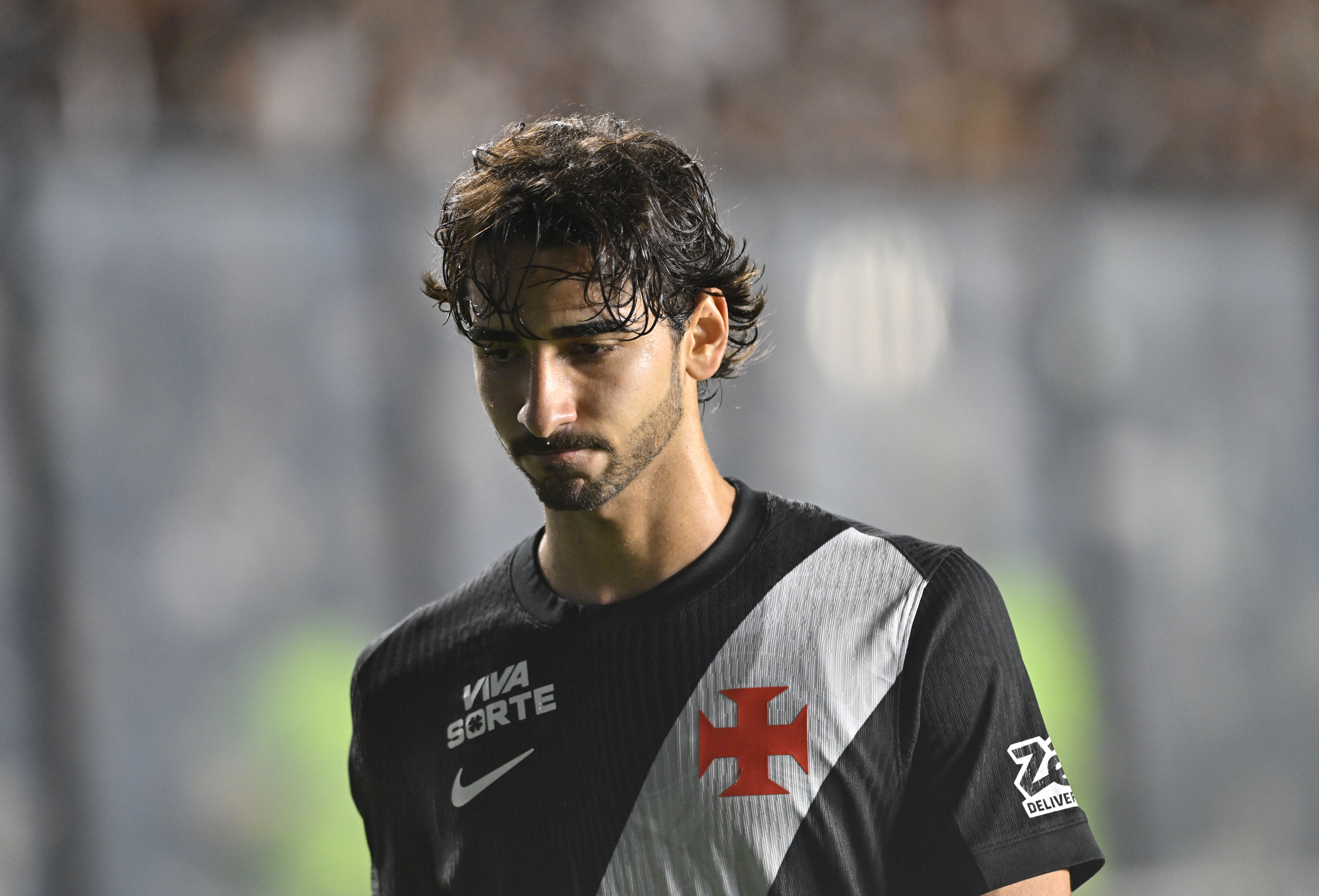 Vasco anuncia saída do volante JP para time português