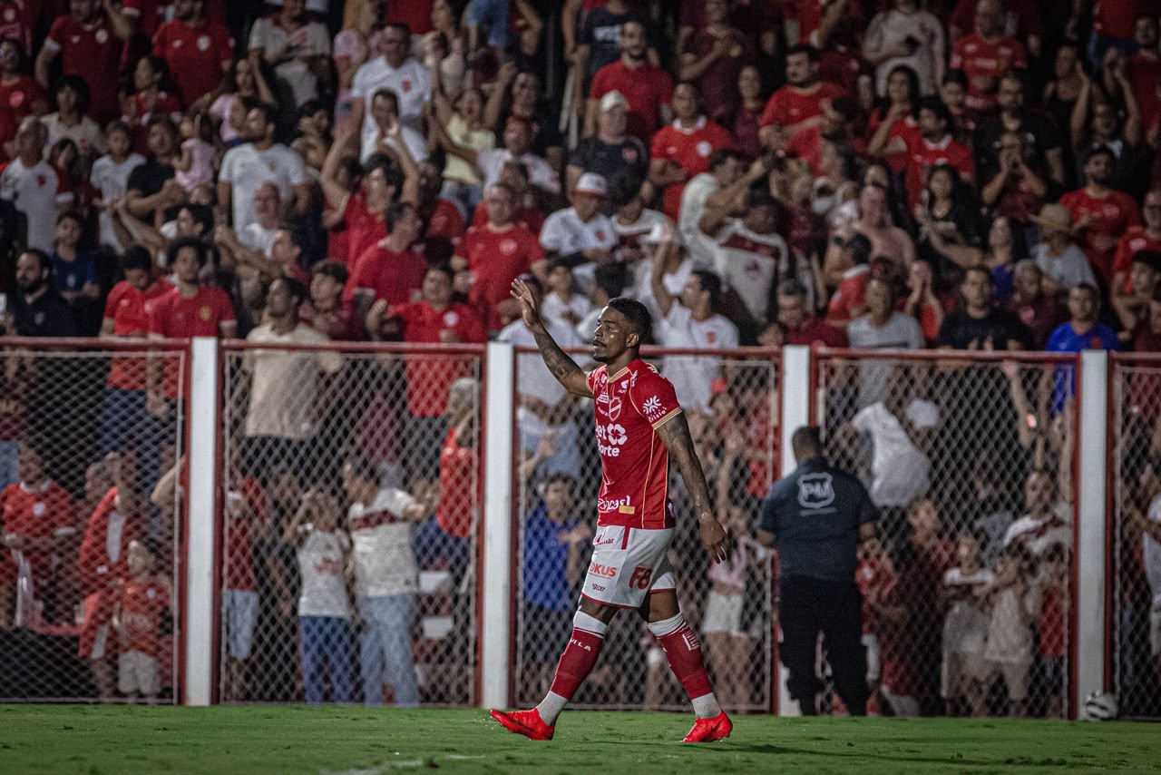 Hayner marca primeiro gol pelo Vila Nova e celebra importância em clássico
