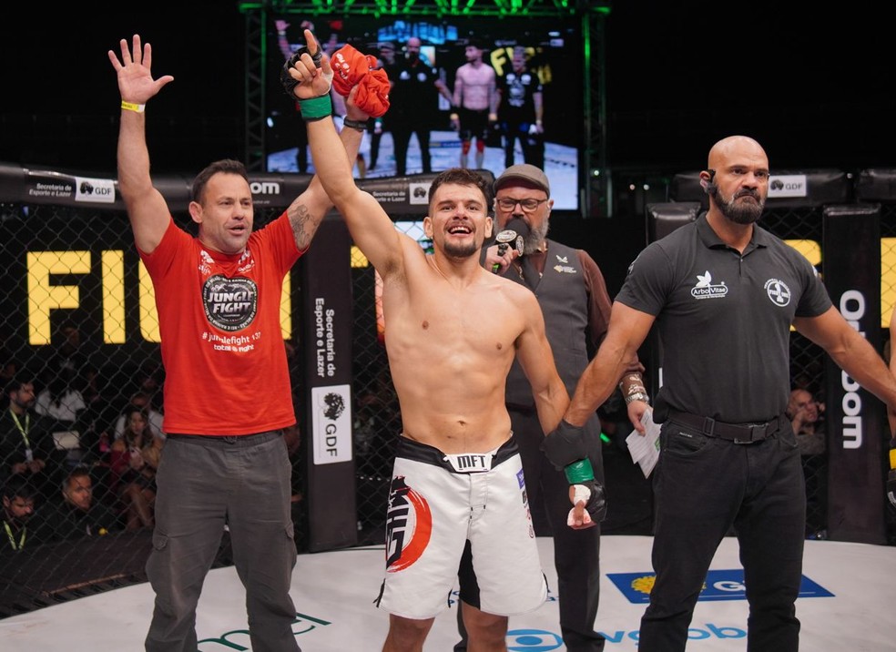Cleiton Morais finalizou Glebson Monteiro no primeiro round — Foto: Caftos/Jungle Fight