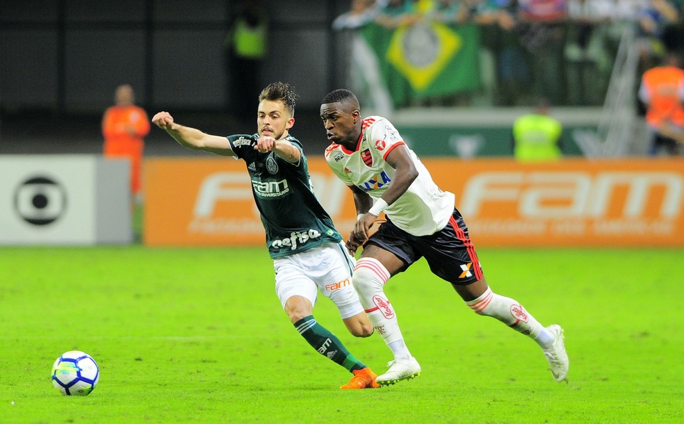 Vinícius Júnior é perseguido por Hyoran em Palmeiras 1x1 Flamengo — Foto: Marcos Ribolli