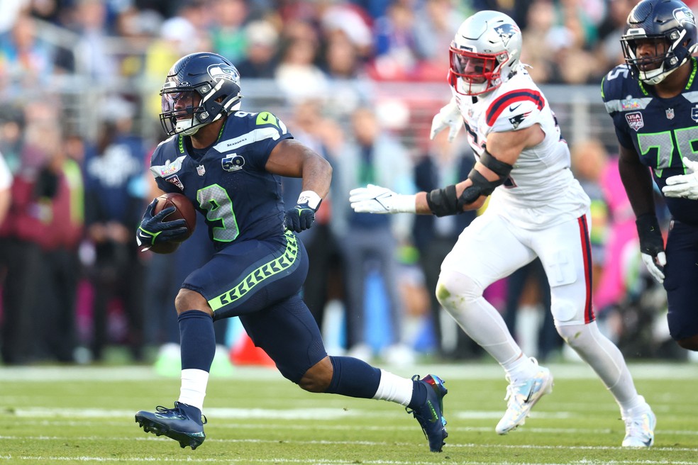 Kenneth Walker III, dos Seahawks, em ação contra os Patriots no Super Bowl LX — Foto: Mark J. Rebilas/Reuters