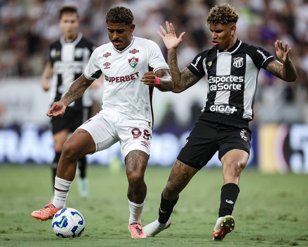 John Kennedy domina a bola contra a marcação em Ceará x Fluminense.