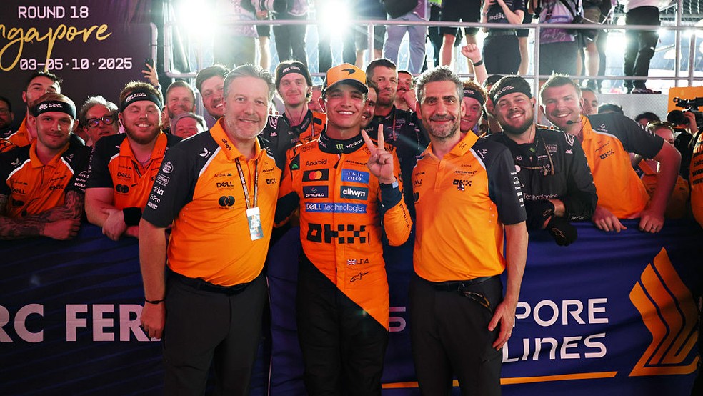 Lando Norris, Zak Brown e Andrea Stella comemoram título de construtores com membros da McLaren — Foto: Steven Tee/LAT Images