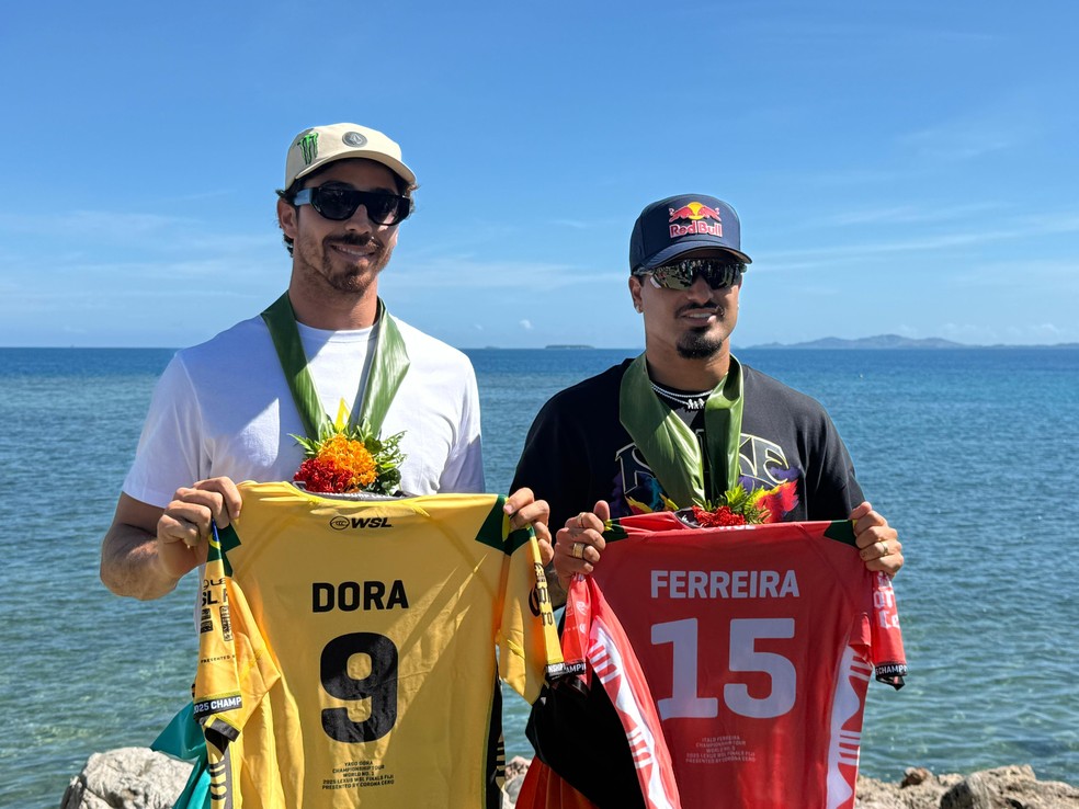 Yago Dora e Italo Ferreira mostram lycras que usarão no WSL Finals, em Fiji — Foto: Winne Fernandes