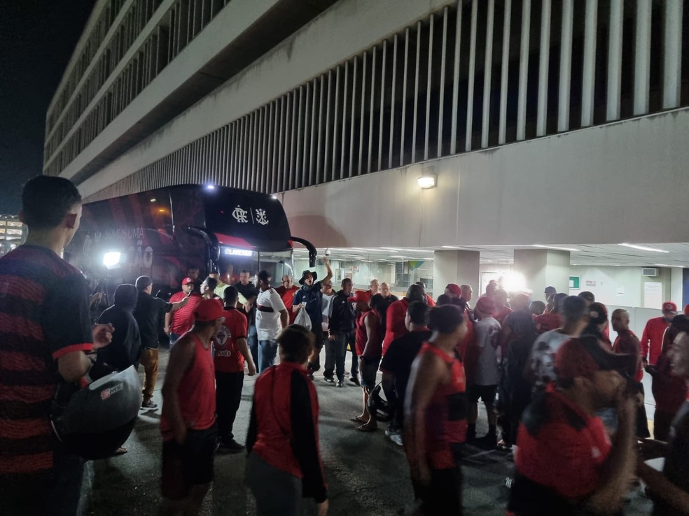 Torcida do Flamengo protesta no desembarque do time após eliminação na Libertadores — Foto: Ronald Lincoln Jr. / ge