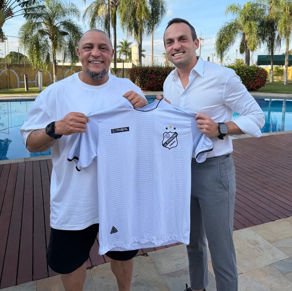 Roberto Carlos e Enrico Ambrogini com a camisa da Inter de Limeira — Foto: Arquivo Pessoal