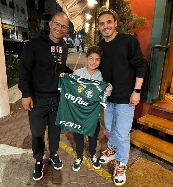 Alex honra Veiga pelos 100 gols marcados no Palmeiras: 